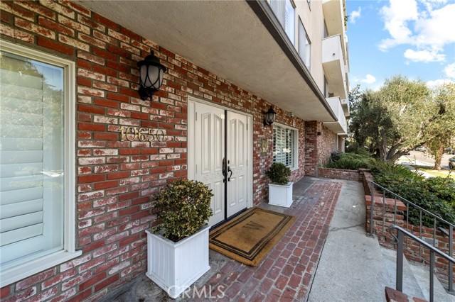 Detail Gallery Image 1 of 37 For 10650 Holman Ave #107,  Los Angeles,  CA 90024 - 2 Beds | 2 Baths