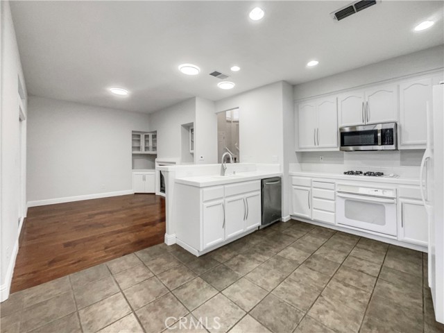 Detail Gallery Image 12 of 27 For 51 Village Square, Pleasant Hill,  CA 94523 - 3 Beds | 3/1 Baths