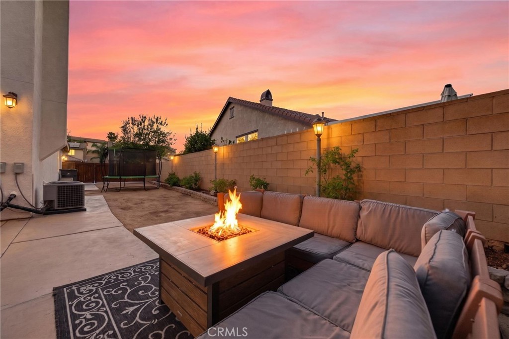 https://media.crmls.org/medias/4a20e9eb-39a3-4b4d-9c45-5ecb1b6648fd.jpg?preset=X-Large