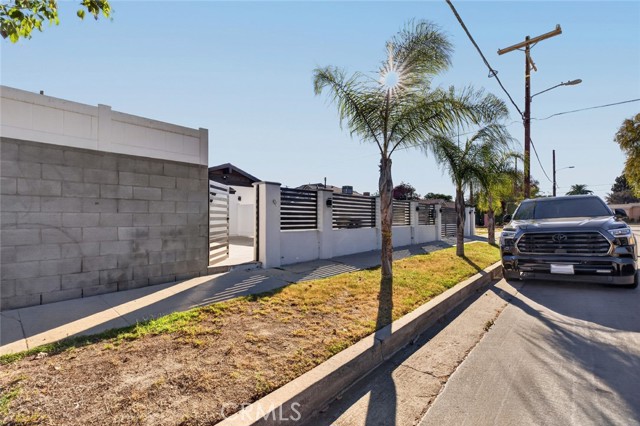 13214 Stagg Street photo 16