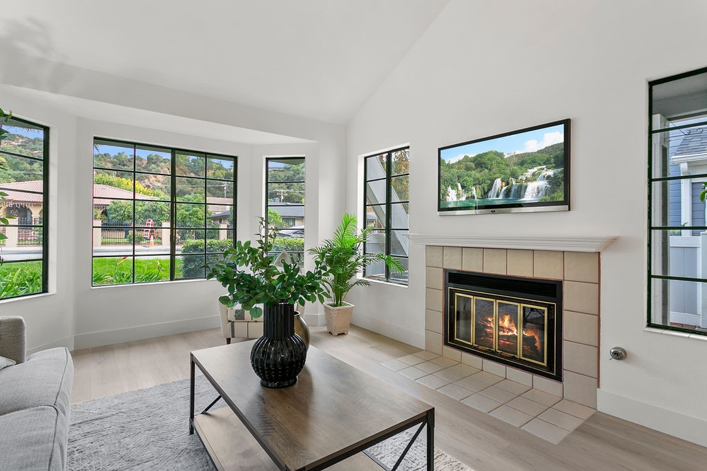 Detail Gallery Image 7 of 27 For 1630 Dimas Ct, Azusa,  CA 91702 - 2 Beds | 2/1 Baths