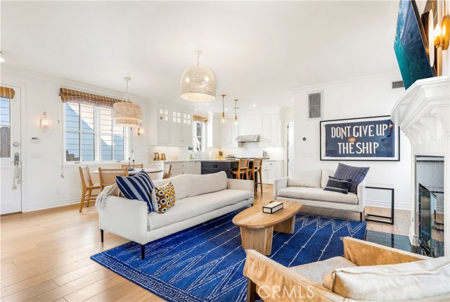 716 1/2 Iris Avenue, Corona del Mar CA: https://media.crmls.org/medias/4a232b48-8017-4820-8087-a31b988d73a4.jpg
