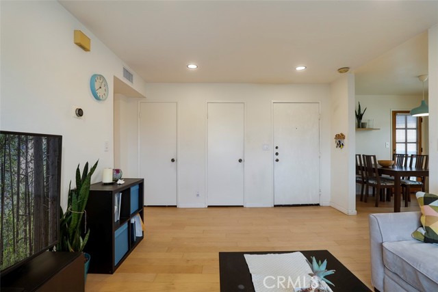 Detail Gallery Image 7 of 19 For 285 S Sierra Madre Bld #L,  Pasadena,  CA 91107 - 2 Beds | 2 Baths