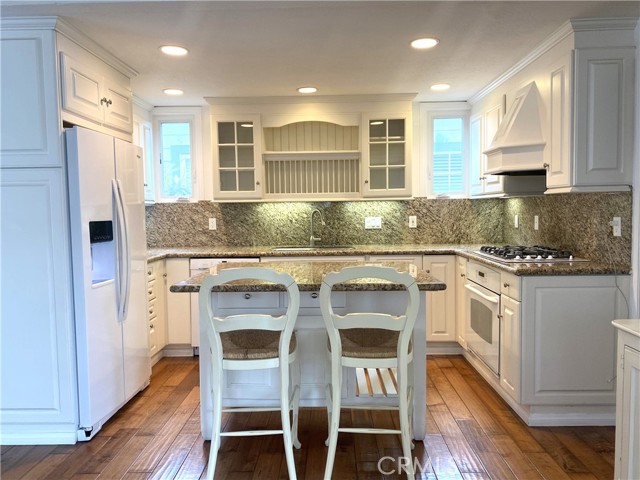 Detail Gallery Image 3 of 11 For 120 Diamond Ave, Newport Beach,  CA 92662 - 4 Beds | 3 Baths