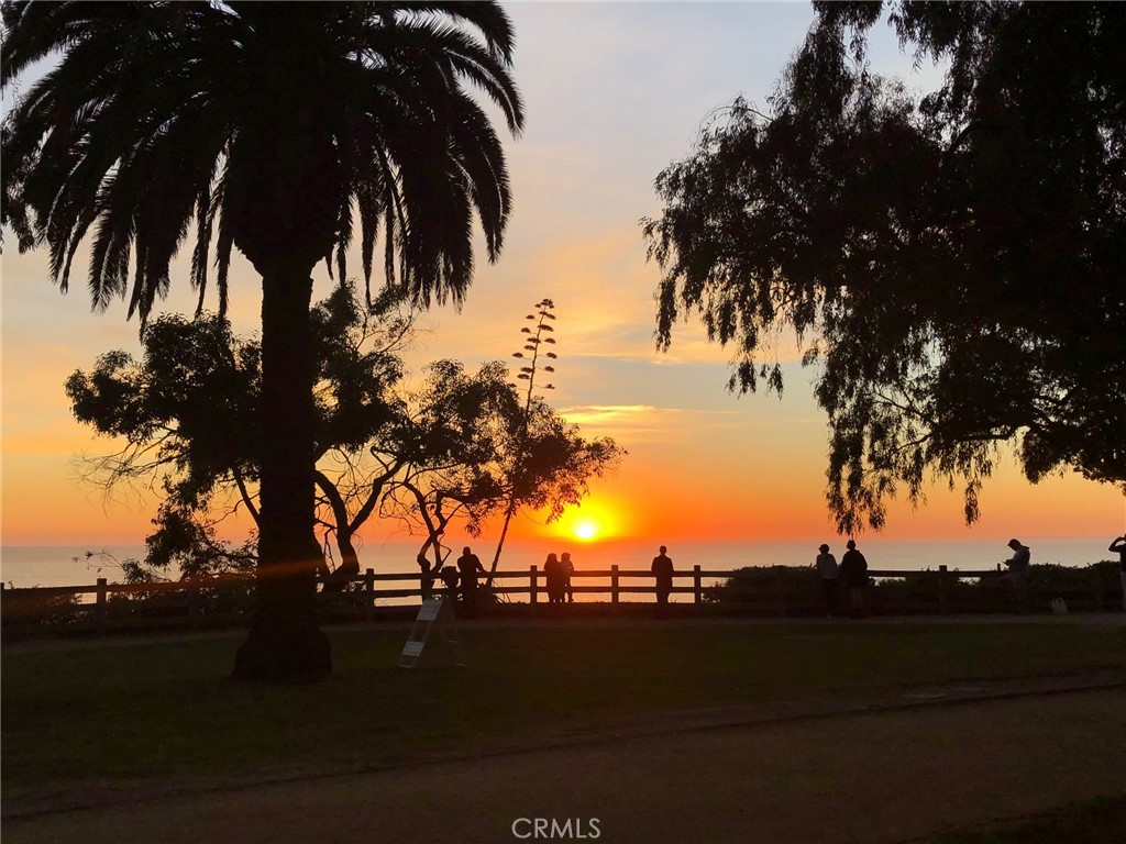 enjoy beach sunset just 10 min away
