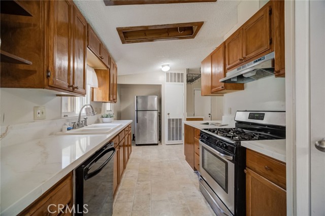 Detail Gallery Image 15 of 36 For 29667 Cromwell Ave, Val Verde,  CA 91384 - 2 Beds | 2 Baths