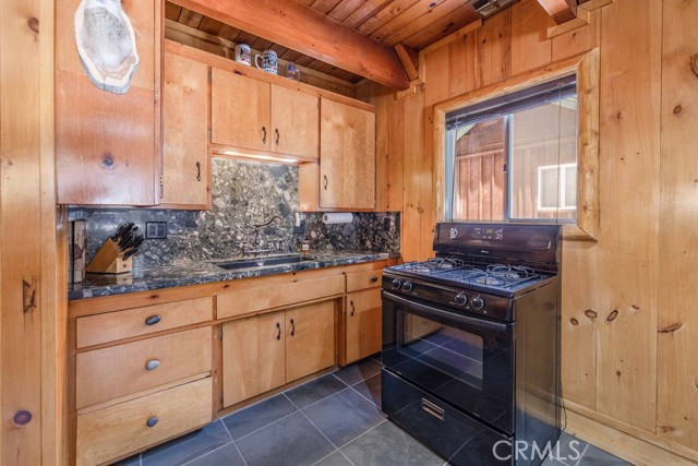 Detail Gallery Image 9 of 35 For 435 W Sherwood Bld, Big Bear City,  CA 92314 - 3 Beds | 1 Baths