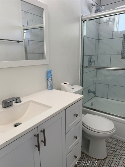Detail Gallery Image 11 of 22 For 7049 De Celis Pl, Van Nuys,  CA 91406 - 4 Beds | 3 Baths