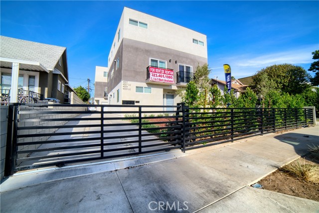 Detail Gallery Image 1 of 24 For 4559 Pickford St St #4559 1/2,  Los Angeles,  CA 90019 - 4 Beds | 4 Baths