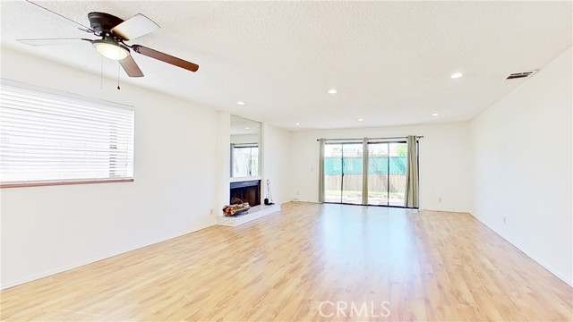 Detail Gallery Image 4 of 21 For 9906 Owensmouth Ave #7,  Chatsworth,  CA 91311 - 3 Beds | 2/1 Baths