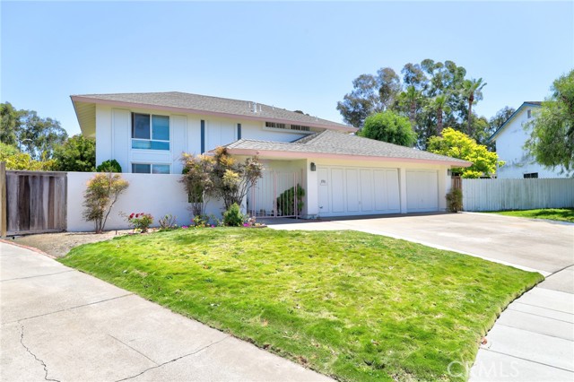 Detail Gallery Image 4 of 44 For 6961 via Angelina Dr, Huntington Beach,  CA 92647 - 5 Beds | 3 Baths