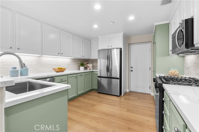 Detail Gallery Image 10 of 18 For 147 Lockford, Irvine,  CA 92602 - 2 Beds | 2 Baths