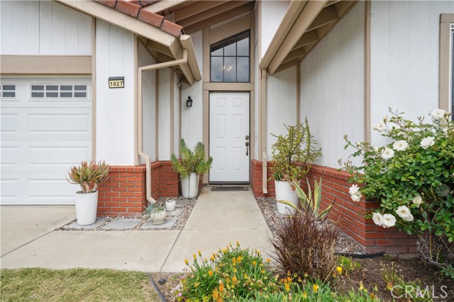 1027 W Rainbow Falls Way, Orange CA: https://media.crmls.org/medias/4a356b57-2e3d-471e-a53e-20e6fe57912c.jpg