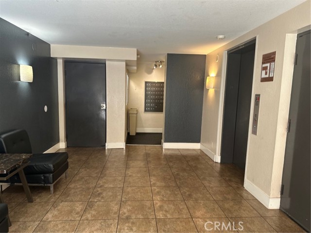 21450 Burbank Boulevard, Woodland Hills CA: https://media.crmls.org/medias/4a3619af-575f-4963-86f0-6f7a01bf3a0b.jpg