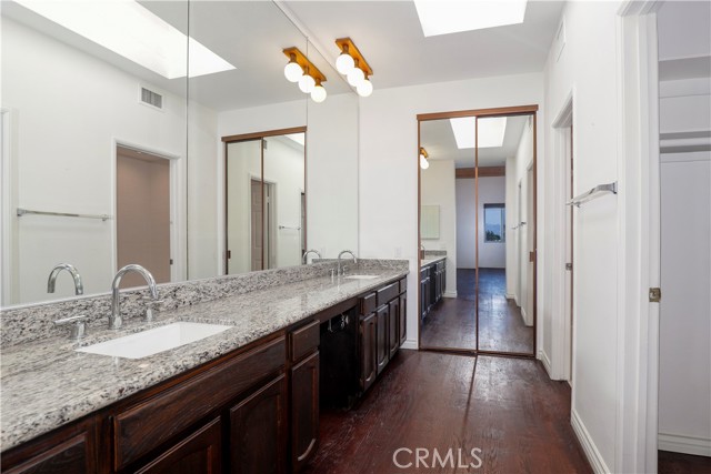 435 S La Fayette Park Place, Los Angeles CA: https://media.crmls.org/medias/4a39bb82-6acd-476c-807b-ee863fb0c3b3.jpg