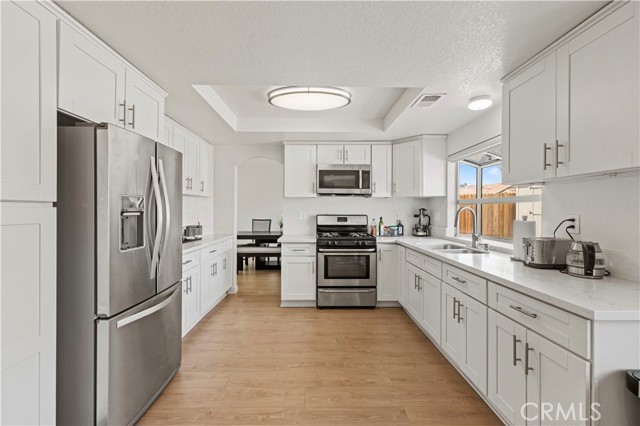 Detail Gallery Image 12 of 52 For 1555 Bershire Dr., Palmdale,  CA 93551 - 5 Beds | 3 Baths
