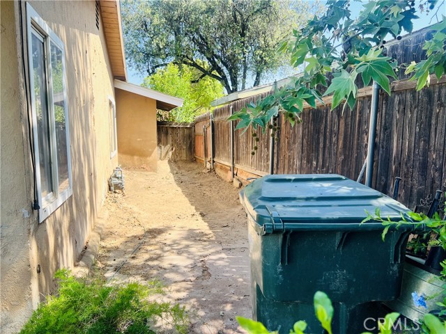 122 E Pioneer Avenue, Redlands CA: https://media.crmls.org/medias/4a3a4d33-e598-4f75-9025-191dfcb4e3fa.jpg