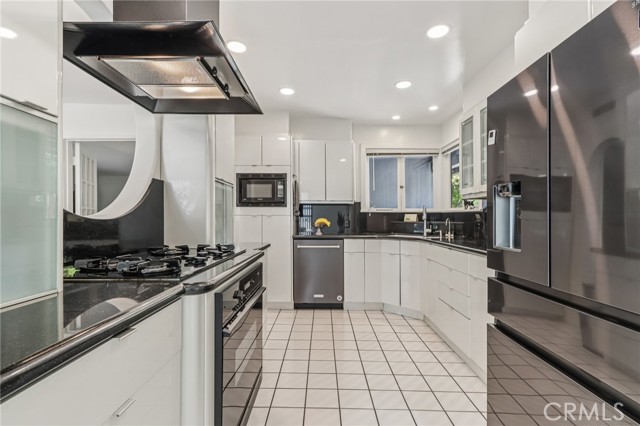 Detail Gallery Image 12 of 42 For 12131 Woodley Ave, Granada Hills,  CA 91344 - 4 Beds | 2/1 Baths