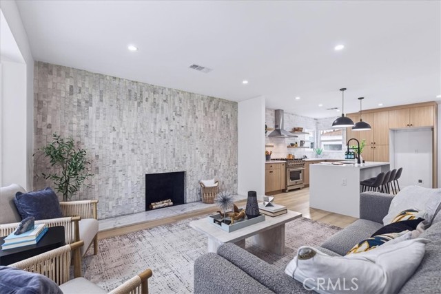 Detail Gallery Image 4 of 34 For 3825 Edgehill Dr, Los Angeles,  CA 90008 - 3 Beds | 2 Baths