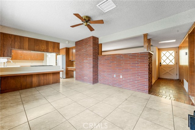 1300 Oak Avenue, Carlsbad CA: https://media.crmls.org/medias/4a43308d-9c62-4763-bf02-c54e85132ae3.jpg