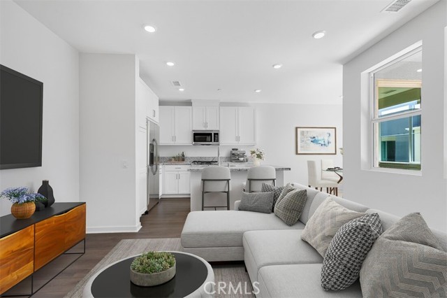 Detail Gallery Image 4 of 18 For 980 N Tangent Privado #303,  Ontario,  CA 91764 - 1 Beds | 1 Baths