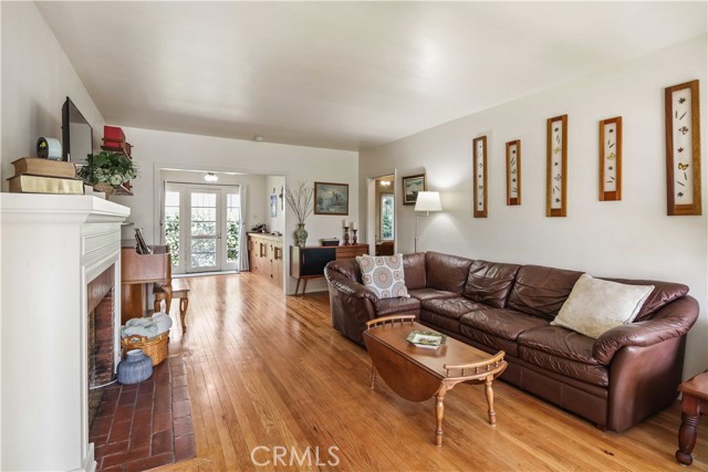 Detail Gallery Image 5 of 27 For 1200 N Valley St, Burbank,  CA 91505 - 4 Beds | 2 Baths
