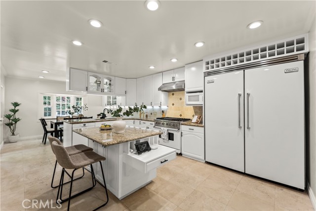 Detail Gallery Image 14 of 43 For 4428 Saugus Ave, Sherman Oaks,  CA 91403 - 4 Beds | 4 Baths