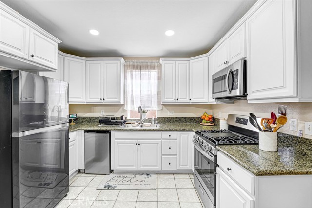 Detail Gallery Image 9 of 33 For 810 E 87th, Los Angeles,  CA 90002 - 4 Beds | 2 Baths