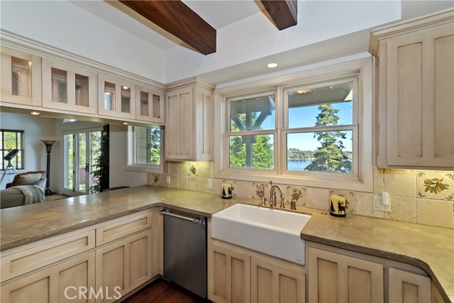 Detail Gallery Image 14 of 59 For 319 Mittry Ln, Lake Arrowhead,  CA 92352 - 2 Beds | 2/1 Baths