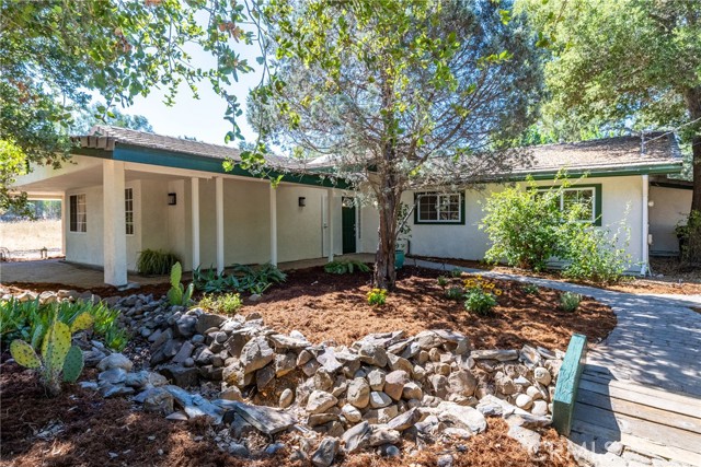 7990 San Gabriel Road, Atascadero CA: https://media.crmls.org/medias/4a4d2c55-1cab-413b-9e1e-b0c0c154f484.jpg