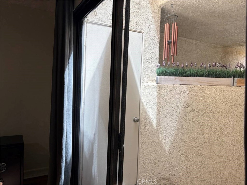 https://media.crmls.org/medias/4a50d927-71a1-480a-9d4c-09f7717c3673.jpg?preset=X-Large