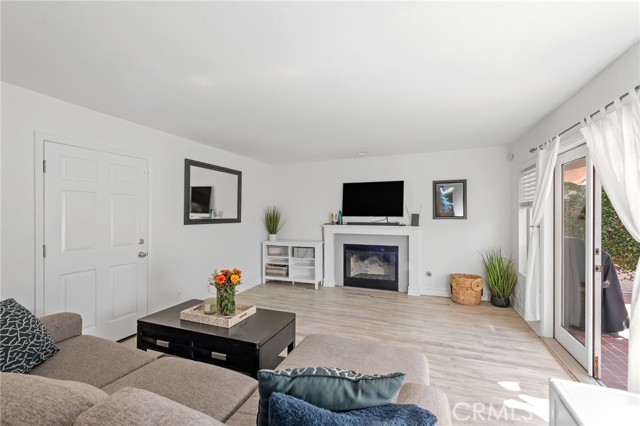 Detail Gallery Image 7 of 39 For 2216 Manhattan Beach Bld #B,  Redondo Beach,  CA 90278 - 3 Beds | 3/1 Baths