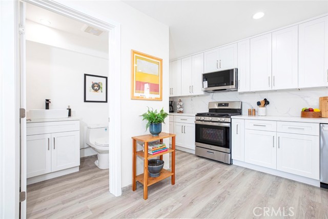 Detail Gallery Image 7 of 36 For 1754 N Berendo St #B,  Los Angeles,  CA 90027 - 3 Beds | 2/1 Baths