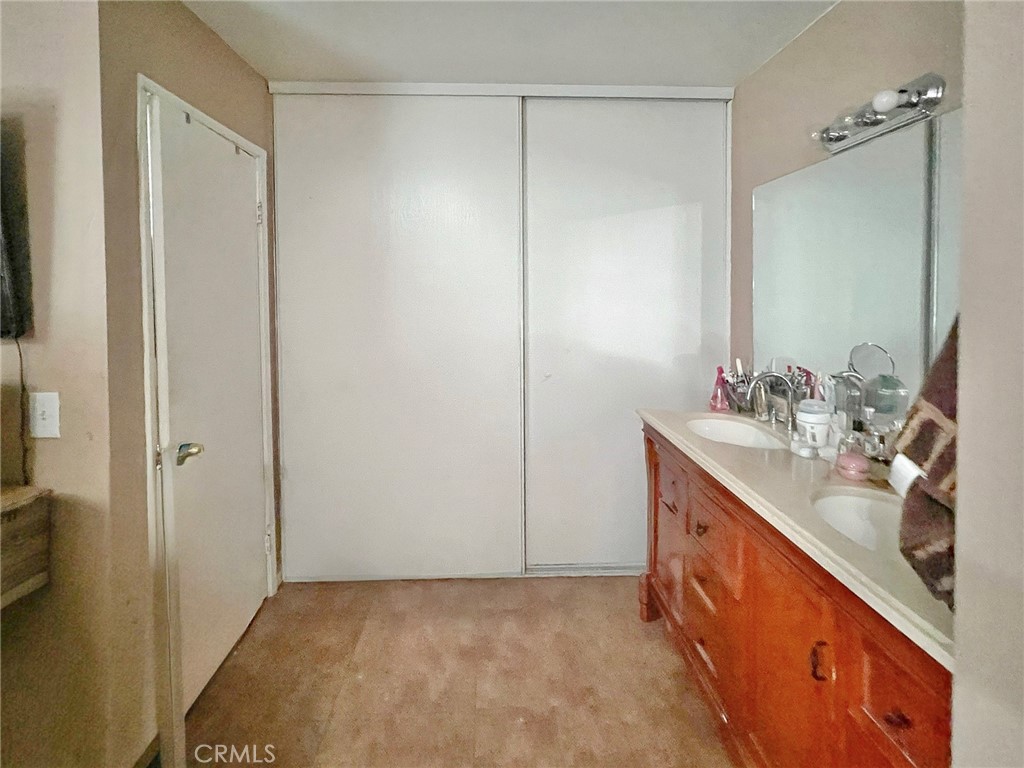 https://media.crmls.org/medias/4a5de4d3-dbd2-4359-8d37-05c4db7bf2f2.jpg?preset=X-Large