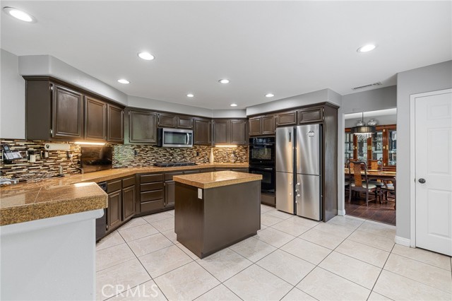 Detail Gallery Image 5 of 58 For 26426 Cardinal Dr, Canyon Country,  CA 91387 - 5 Beds | 4 Baths