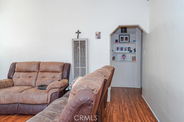 3915 E 11th Street, Long Beach CA: https://media.crmls.org/medias/4a617ee3-0055-409e-a959-6d7d91b22c40.jpg