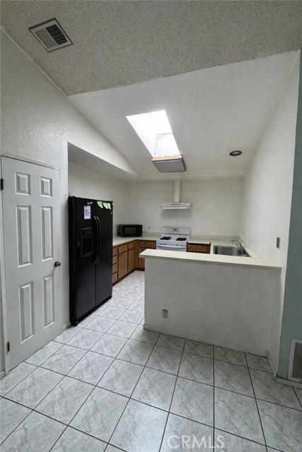Detail Gallery Image 5 of 33 For 7900 Pinyon Ave, Fontana,  CA 92336 - 4 Beds | 2 Baths