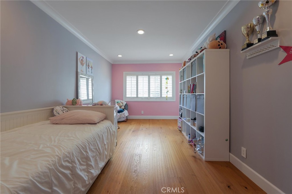 https://media.crmls.org/medias/4a62a739-2b4a-42f6-ad8b-3b9d22f26f56.jpg?preset=X-Large