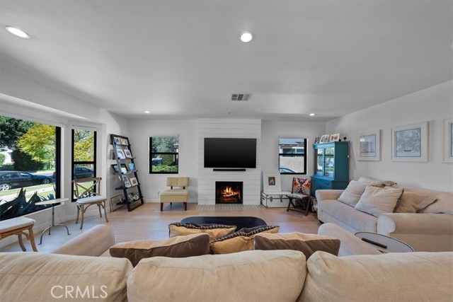 1834 Stearns Drive, Los Angeles CA: https://media.crmls.org/medias/4a6307df-9290-4e6a-9ad9-85fd3b041d70.jpg