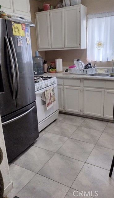 Detail Gallery Image 4 of 7 For 910 E 76th, Los Angeles,  CA 90001 - – Beds | – Baths