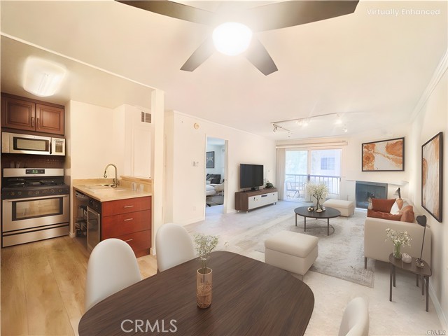 21500 Burbank Boulevard, Woodland Hills CA: https://media.crmls.org/medias/4a65318e-d92e-4884-8168-773c983be60e.jpg