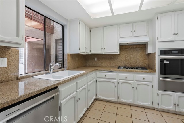 Detail Gallery Image 8 of 27 For 7625 Reseda Bld #104,  Reseda,  CA 91335 - 3 Beds | 2 Baths