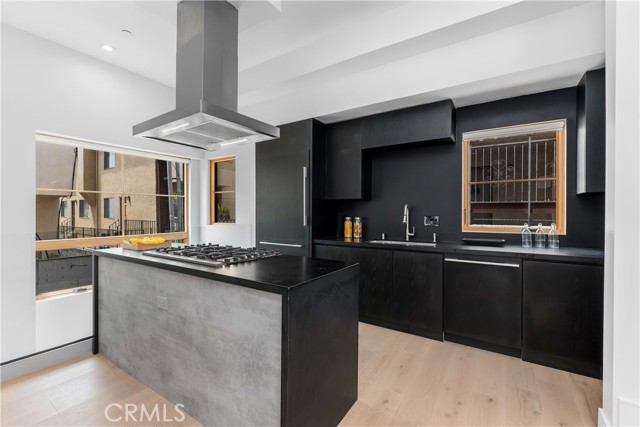 1035 1/2 N Vista Street, West Hollywood CA: https://media.crmls.org/medias/4a6ca38d-19da-4197-b9d7-7ccba96c2f3f.jpg