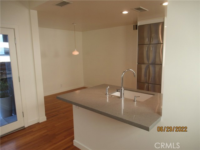 656 Rosecrans Avenue, Manhattan Beach, California 90266, 3 Bedrooms Bedrooms, ,1 BathroomBathrooms,Residential,Sold,Rosecrans,SB22143414