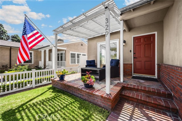 Detail Gallery Image 2 of 34 For 329 E 19th, Costa Mesa,  CA 92627 - 3 Beds | 1 Baths