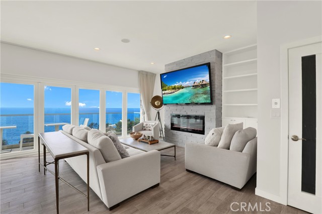 Detail Gallery Image 7 of 23 For 2510 Glenneyre St, Laguna Beach,  CA 92651 - 3 Beds | 3 Baths