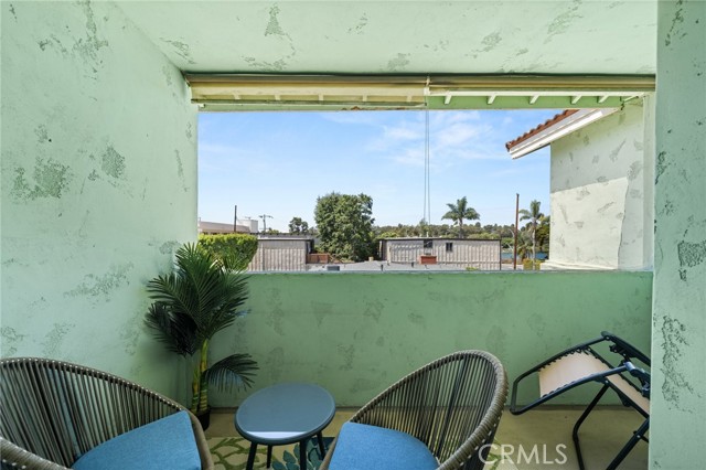 383 Park Avenue, Long Beach CA: https://media.crmls.org/medias/4a7ce5bf-8195-405f-81b6-cf8e7905514a.jpg