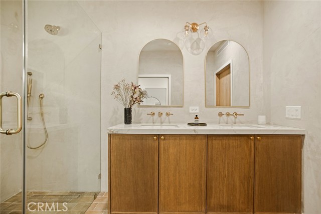2334 Glover Place, Los Angeles CA: https://media.crmls.org/medias/4a7dce72-f39d-4489-b221-86caa1b779f1.jpg