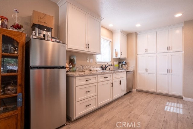 Detail Gallery Image 2 of 11 For 21101 Sitkan Rd, Apple Valley,  CA 92308 - 3 Beds | 2 Baths