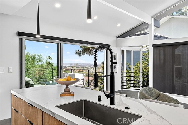6441 Via De Anzar, Rancho Palos Verdes CA: https://media.crmls.org/medias/4a7e7138-a910-4136-8426-981408e93c9d.jpg